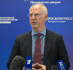 Дмитриев назвал фатальными и идиотскими ошибки главы ЕК фон дер Ляйен