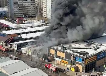 Мощный пожар на рынке в Подмосковье попал на видео
