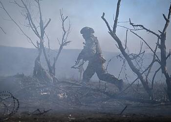 Российский боец СВО нес на себе около двух километров раненого с пробитым легким