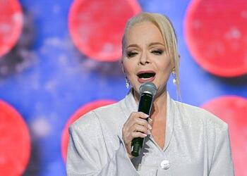 Лариса Долина попала в базу должников