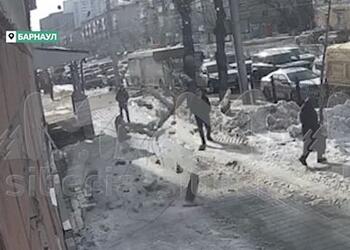 Прохожие едва спаслись от рухнувшей крыши в российском городе