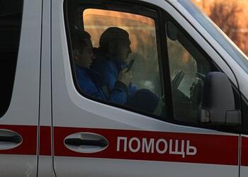 Россиянин протезом разбил стекло в машине скорой и пытался напасть на медиков