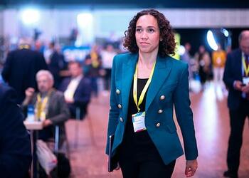 Глава немецких демократов обрила голову налысо после провала на выборах