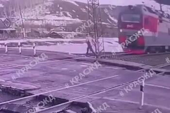 Россиянин перебежал пути в миллиметрах от несущегося поезда и попал на видео