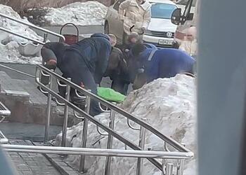 Российского шестиклассника нашли без признаков жизни под окнами дома
