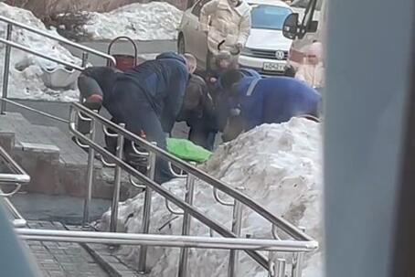 Российского шестиклассника нашли без признаков жизни под окнами дома