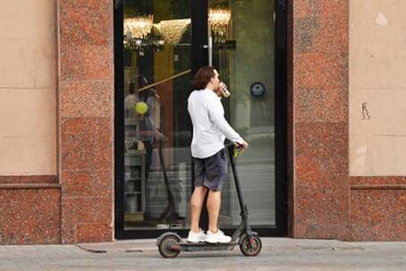 Москвичам назвали время появления самокатчиков
