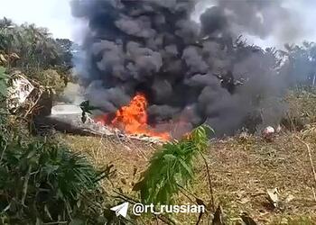 Самолет с сотней военных упал при взлете