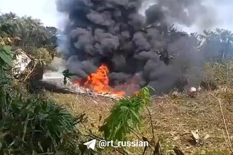 Самолет с сотней военных упал при взлете