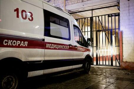 Российскую школьницу с многочисленными переломами нашли под окнами дома