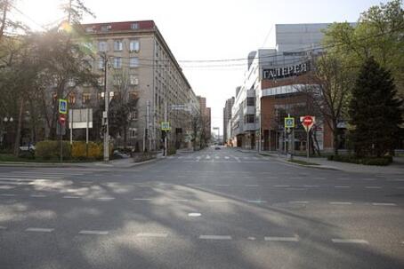 Около десяти взрывов прогремело над российским городом