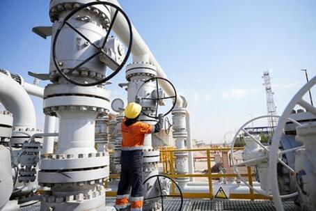 На крупнейших месторождениях Ирака приостановили добычу нефти