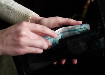 Россиянам рассказали об отсутствии обязанности сдавать деньги на подарки коллегам
