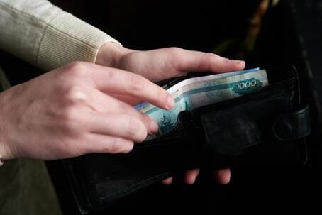 Россиянам рассказали об отсутствии обязанности сдавать деньги на подарки коллегам