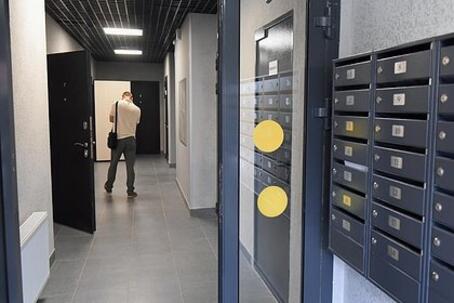 Россиян предупредили о наказании за подглядывание в соседскую дверь