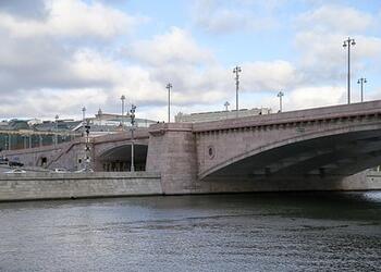 Женщина упала с моста на проезжую часть в центре Москвы