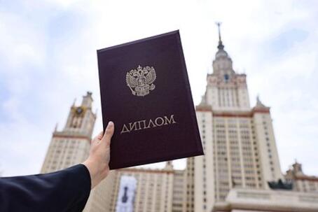 Поступившая в девять лет в МГУ Теплякова открыла практику как психолог