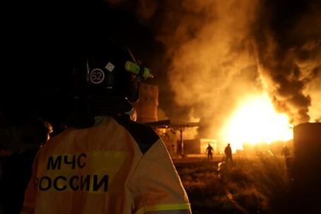 Обстановка на горевшей больше суток из-за атаки ВСУ российской нефтебазе изменилась