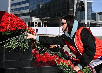 К мемориалу в память о жертвах теракта в «Крокусе» принесли цветы