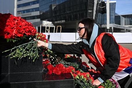 К мемориалу в память о жертвах теракта в «Крокусе» принесли цветы