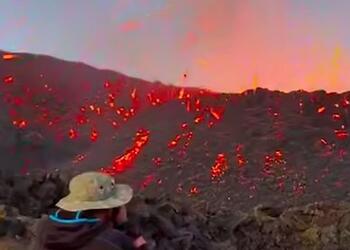 Эпичное извержение одного из самых активных вулканов в мире попало на видео