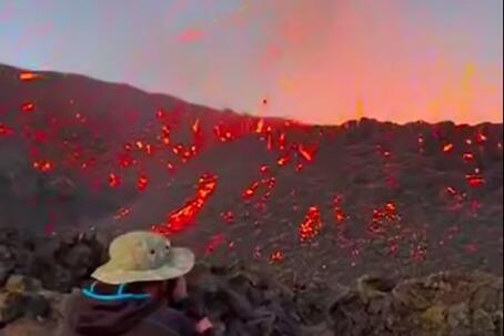 Эпичное извержение одного из самых активных вулканов в мире попало на видео